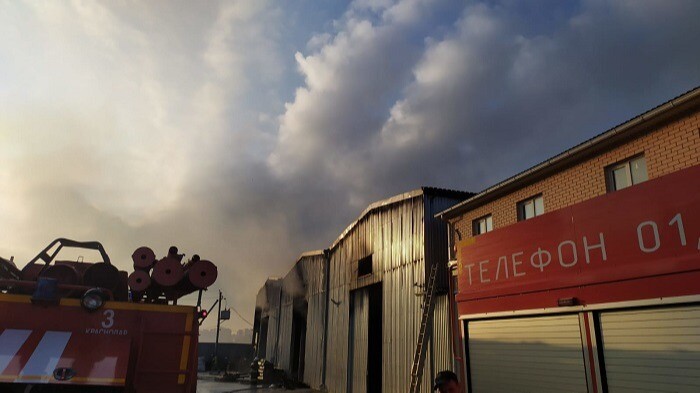 Пожар в складах на Кубани разгорелся на площади 1 тыс. кв. м