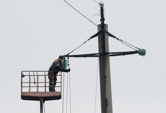 Специалисты восстановили электроснабжение после обстрела в брянском поселке