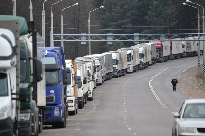 Полторы сотни грузовиков стоят в очереди на выезд из Калининградской области из-за медленной работы таможни Литвы