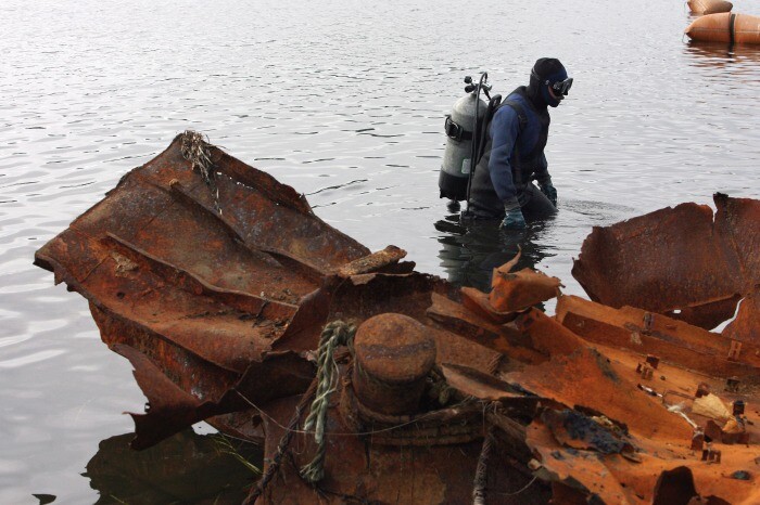 Более 50 затонувших в море судов утилизируют в Сахалинской области за три года - правительство региона