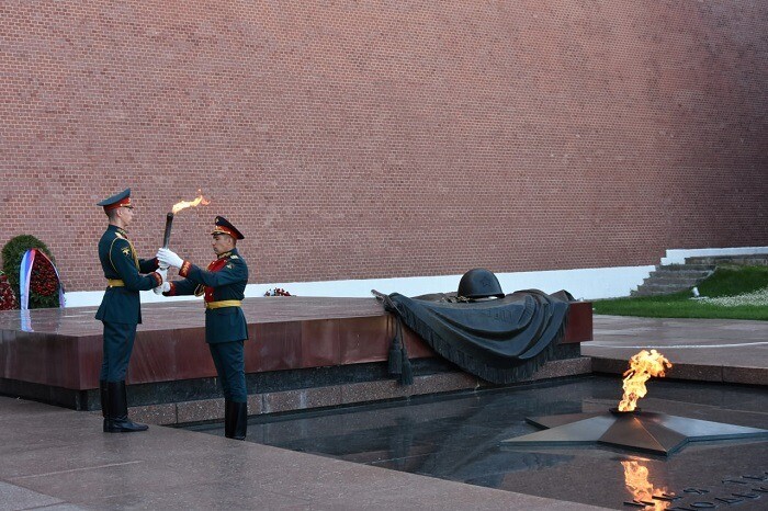 Частицу Вечного огня от стен Кремля передали для мемориала в Чувашии
