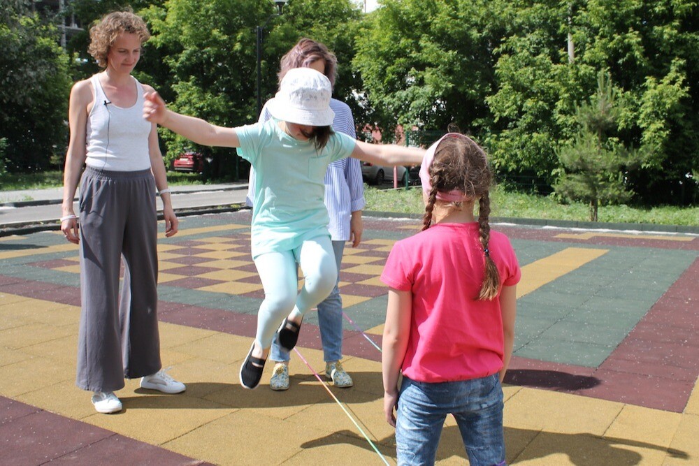 В Челябинске начали учить детей любимым дворовым играм их родителей