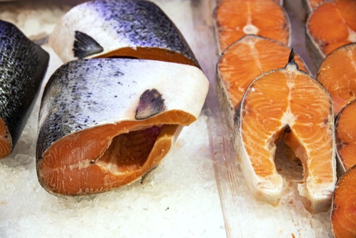 Уральские рестораторы попросили ФАС сдержать рост цен на лосось и форель