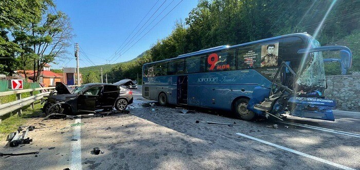 Пять человек пострадали в ДТП с участием рейсового автобуса в Крыму