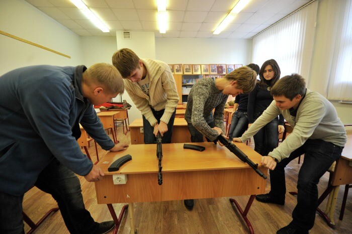 Петербургские депутаты просят правительство РФ возродить в школах НВП