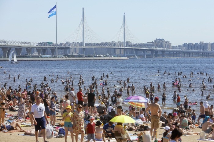 В Петербурге из-за жары вводят "желтый" уровень опасности