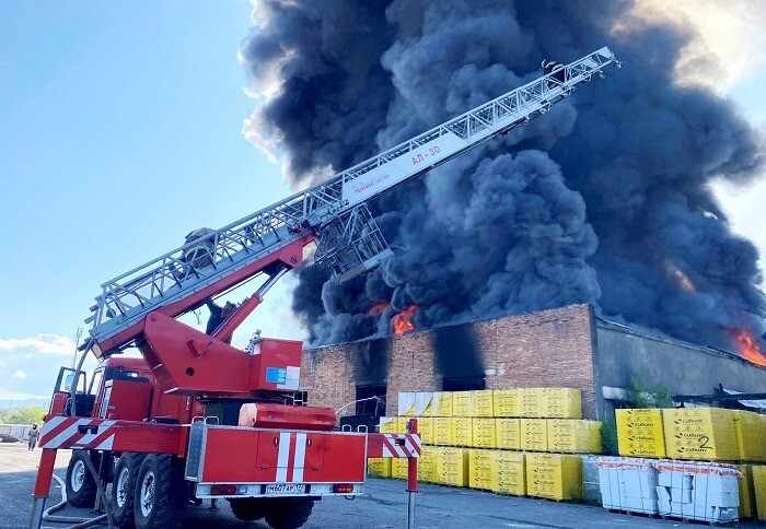 Ликвидирован крупный пожар на складах в Кызыле