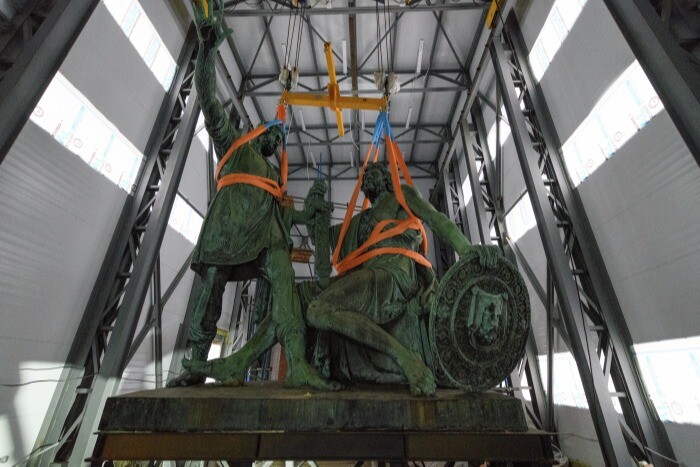 Завершена реставрация барельефов памятника Минину и Пожарскому на Красной площади