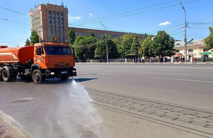 Спецмашины из-за наступившей жары поливают дороги Рязани