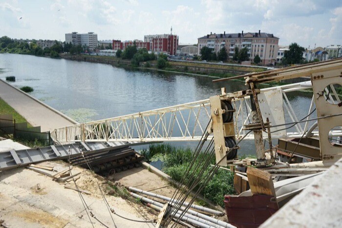 Строительный кран рухнул при реконструкции моста в Орле, пострадавших нет