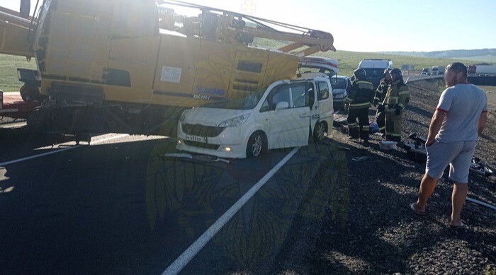 Автокран упал на минивэн с людьми на федеральной трассе в Забайкалье, погибли два человека