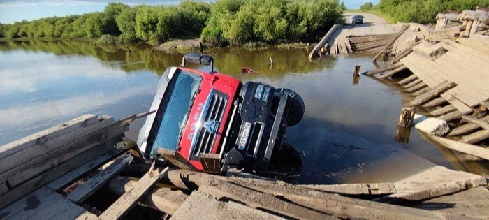 Грузовик упал в реку в результате обрушения моста в Свердловской области, пострадавших нет