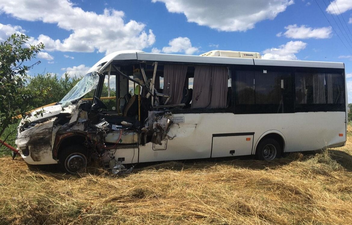 Туристический автобус попал в ДТП в Орловской области, девять человек пострадали