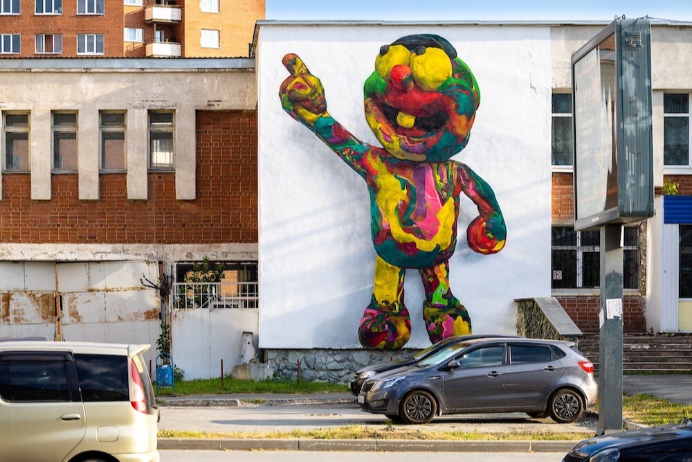 Огромная пластилиновая фигура появилась в рамках фестиваля Stenograffia на одном из фасадов в Екатеринбурге