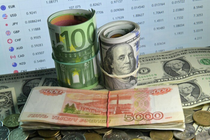 Рубль растет к доллару и евро в условиях подготовки к пику налоговых выплат июля