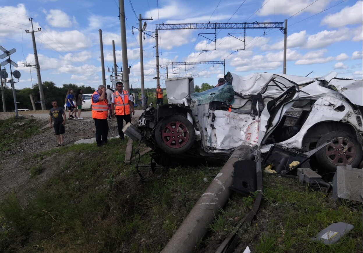 Три человека погибли при столкновении автомобиля с поездом в Приамурье