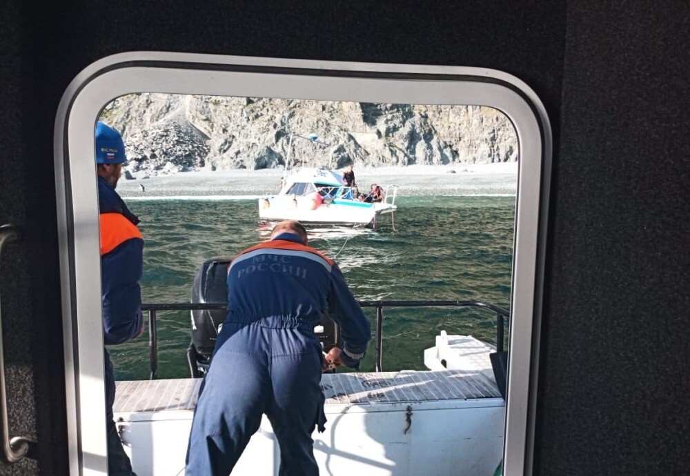 Спасатели нашли живыми и здоровыми восьмерых пропавших в Охотском море рыбаков