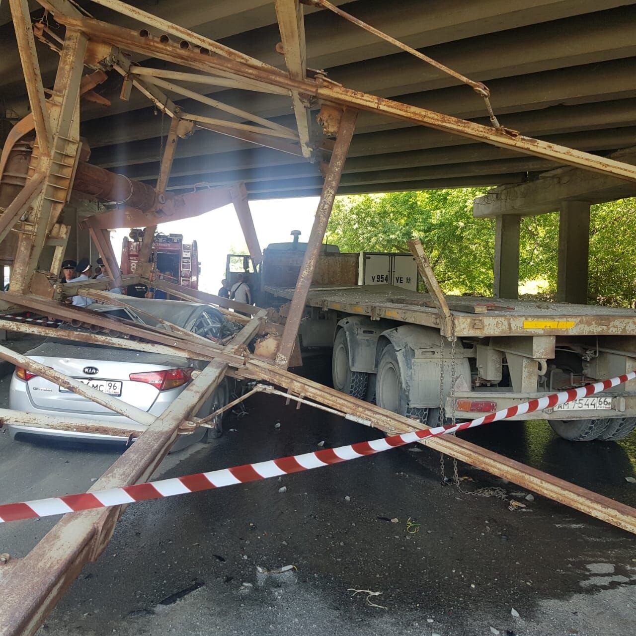 Четыре человека пострадали при падении груза с "КАМАЗа" на легковушку в Екатеринбурге