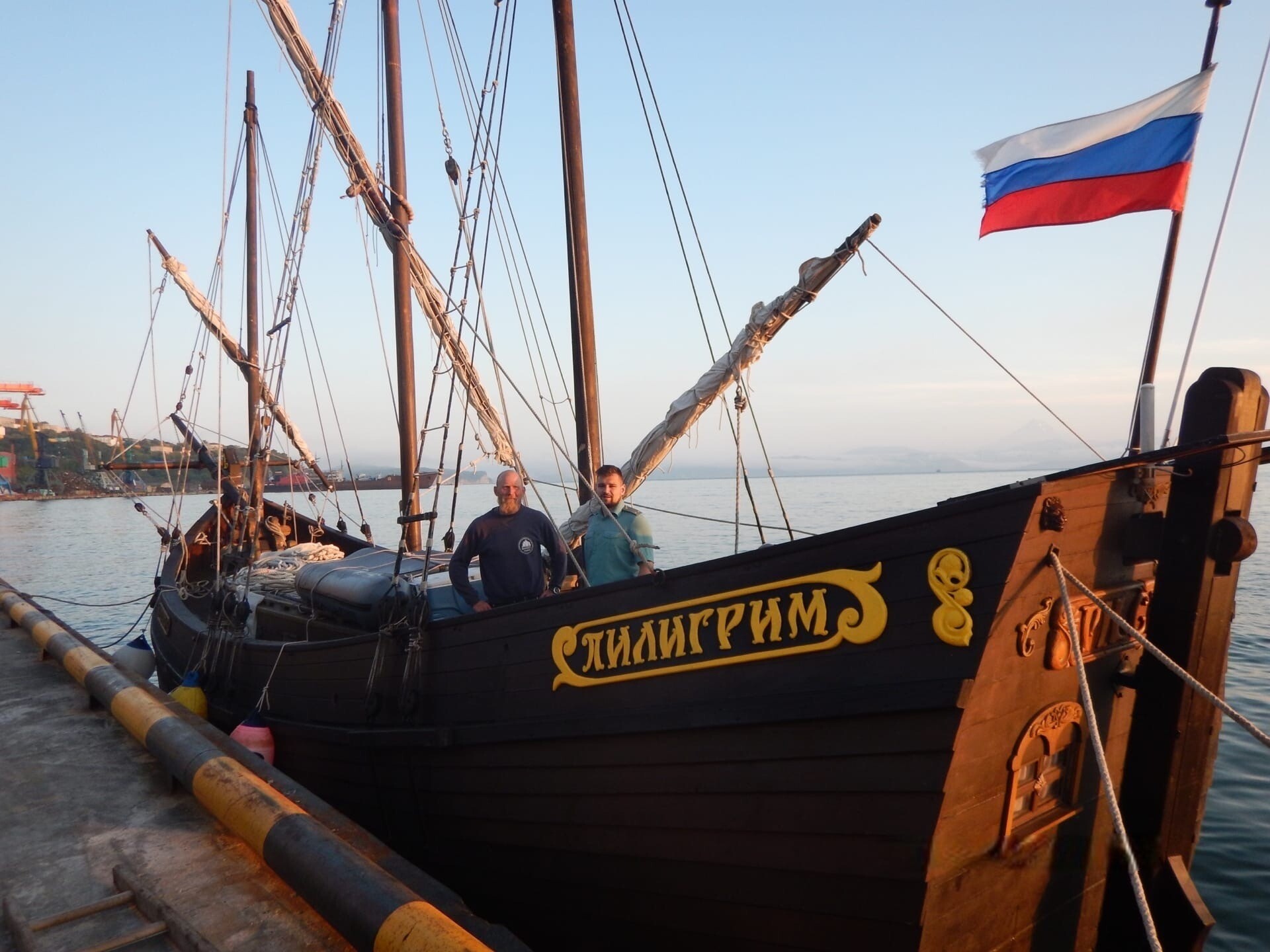 Карельская ладья "Пилигрим" прибыла к берегам Камчатки, сообщает таможня