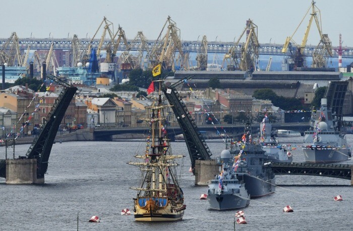 Воссозданный петровский линкор "Полтава" примет участие в параде ВМФ в Петербурге