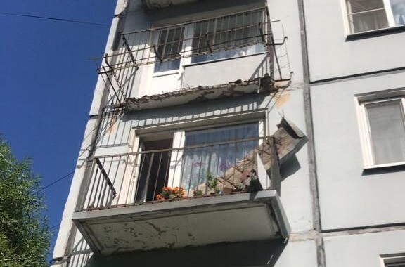 Два человека пострадали при обрушении балкона в Петербурге