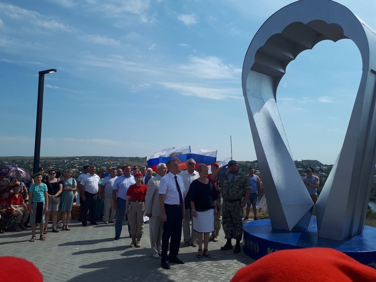 Шестиметровый памятник "крылатой пехоте" открыли в день ВДВ в Ростовской области