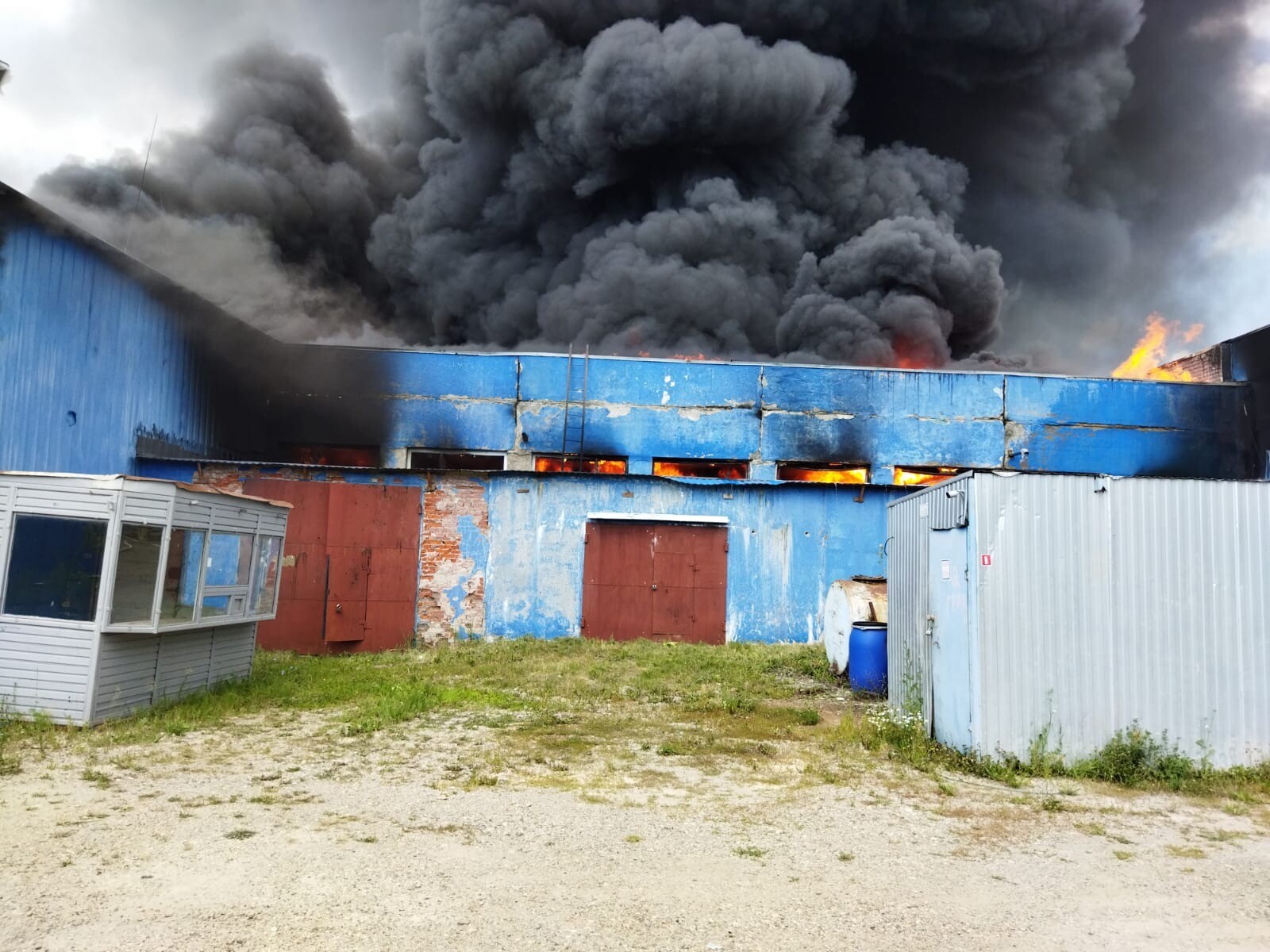 Производственный склад горит в Казани