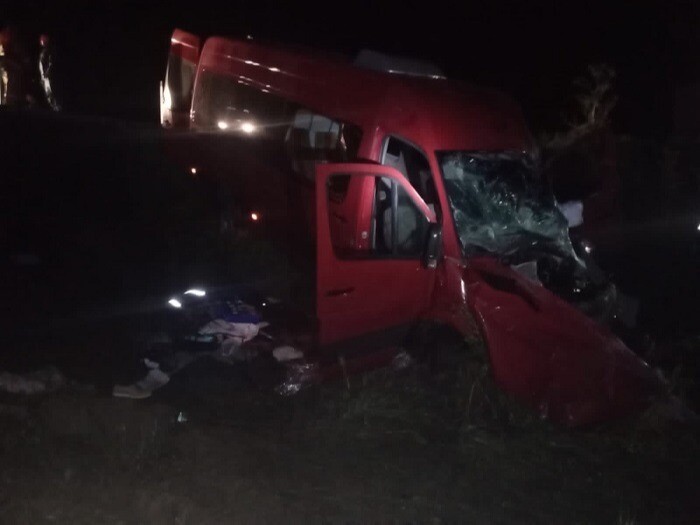 Одиннадцать человек пострадали в столкновении маршрутки и грузовика в Новосибирской области