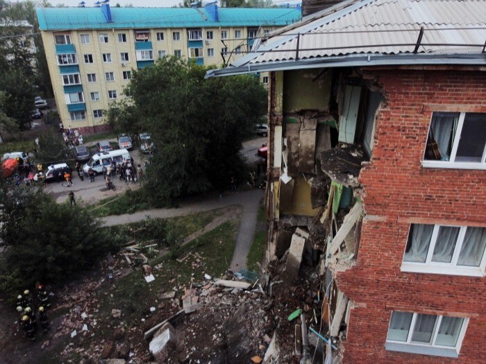 Спасатели оценят состояние дома в Омске, у которого рухнула стена, и помогут с расселением жильцов