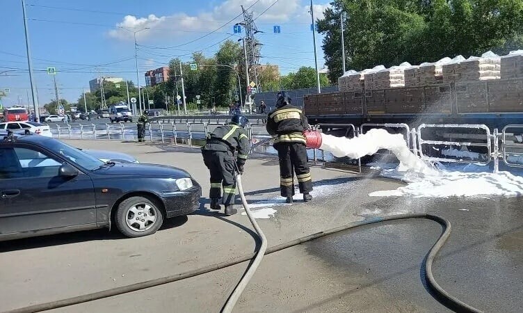 Бензин вылился из цистерны на проезжую часть в Челябинске после столкновения двух грузовиков