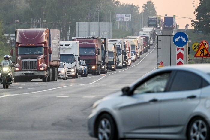 Движение большегрузов через российско-эстонскую границу в Ленобласти приостановлено из-за ремонта дорог