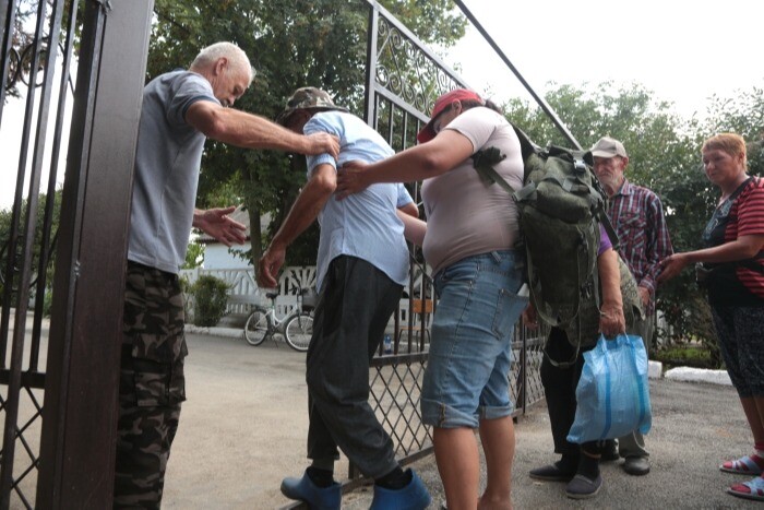 Эвакуированные из-за взрывов на севере Крыма жители начали возвращаться в свои дома