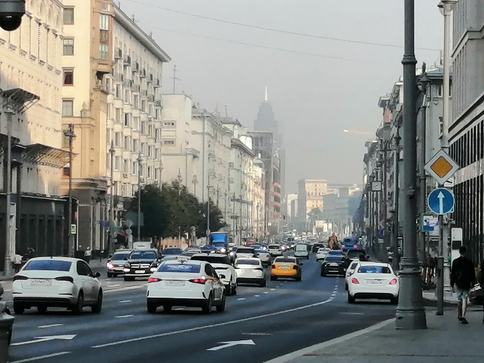 Смог и запах гари фиксируется по всей Москве