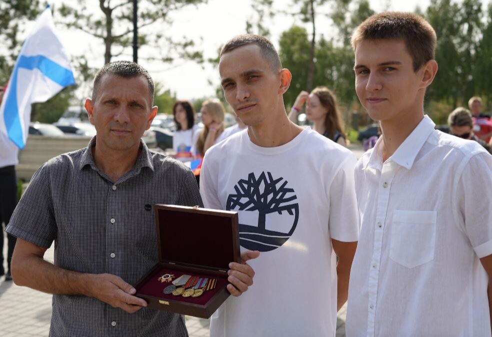 Выброшенные при киевской власти награды ветерана вернули его родственникам в Мелитополе