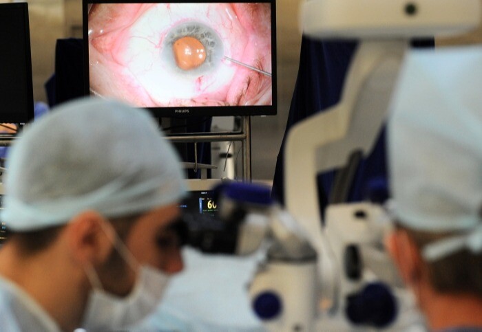 Подмосковные офтальмологи извлекли проволоку из глаза пациента