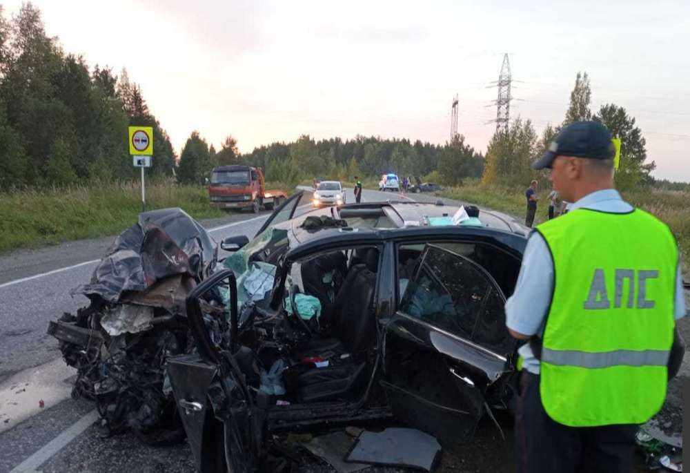 Один человек погиб и шесть пострадали в автоаварии на трассе в Свердловской области
