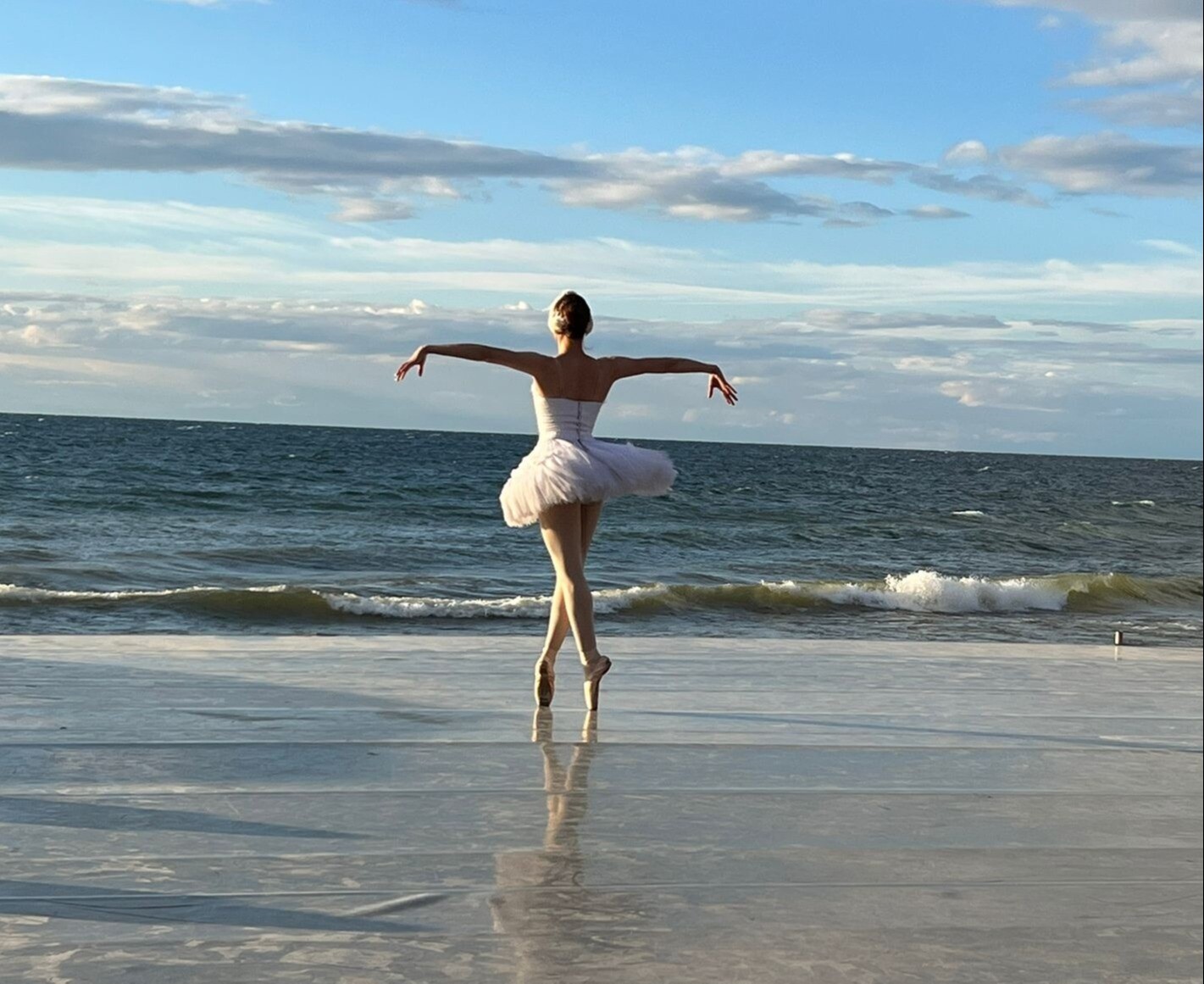Танцоры Бурятии исполнили отрывки из классических балетов на берегу Байкала