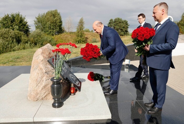 Мишустин возложил цветы к мемориалу погибшим хоккеистам ярославского "Локомотива"