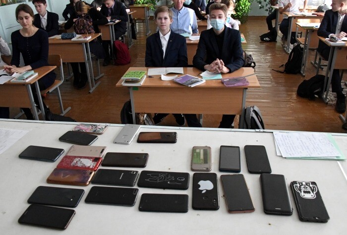 Школьникам в РФ теперь запретили пользоваться мобильными телефонами на уроках