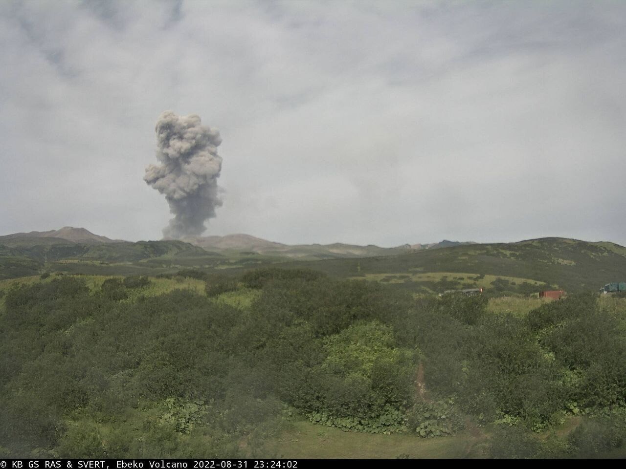 Вулкан Эбеко на Северных Курилах выбросом пепла "поздравил" местных школьников с 1 сентября