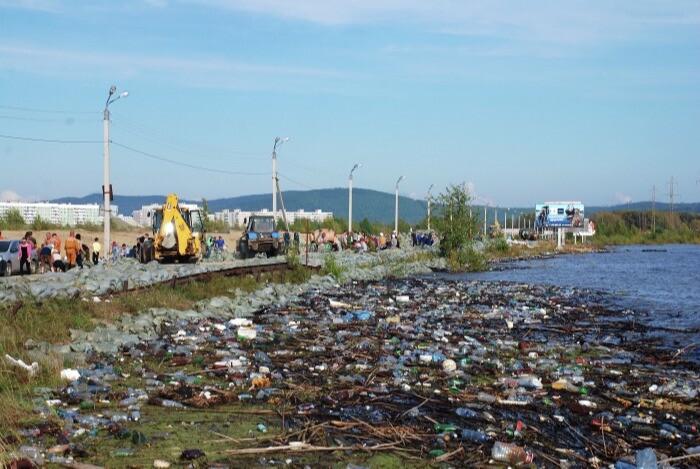 Проблему загрязнения океана пластиком можно решить только глобальными подходами, считает Иванов