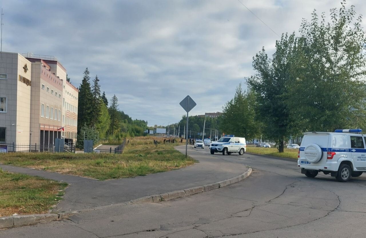 Мужчина пытался поджечь отдел полиции в Ижевске, ранил двух сотрудников - МВД