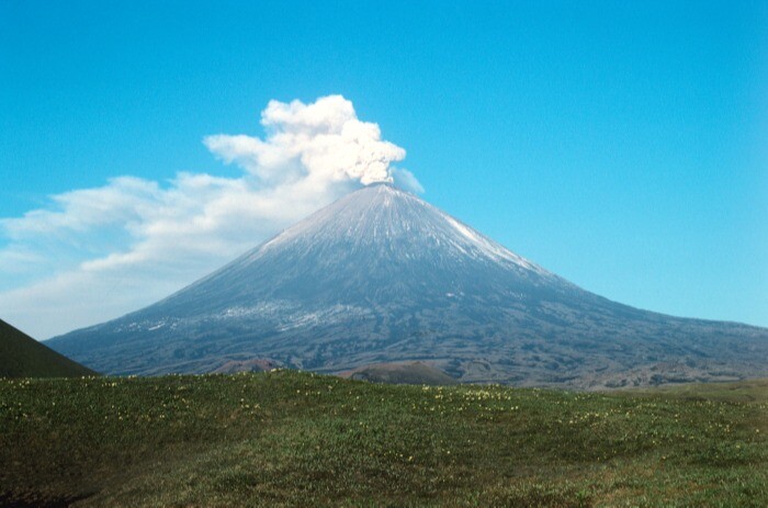 МЧС РФ сообщило о шести туристах, погибших при восхождении на Ключевской вулкан на Камчатке