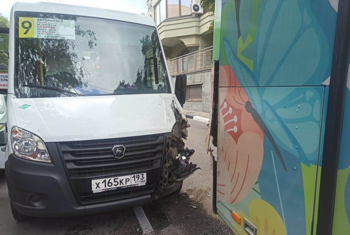 Четыре пассажира маршрутки пострадали в ДТП в Ялте
