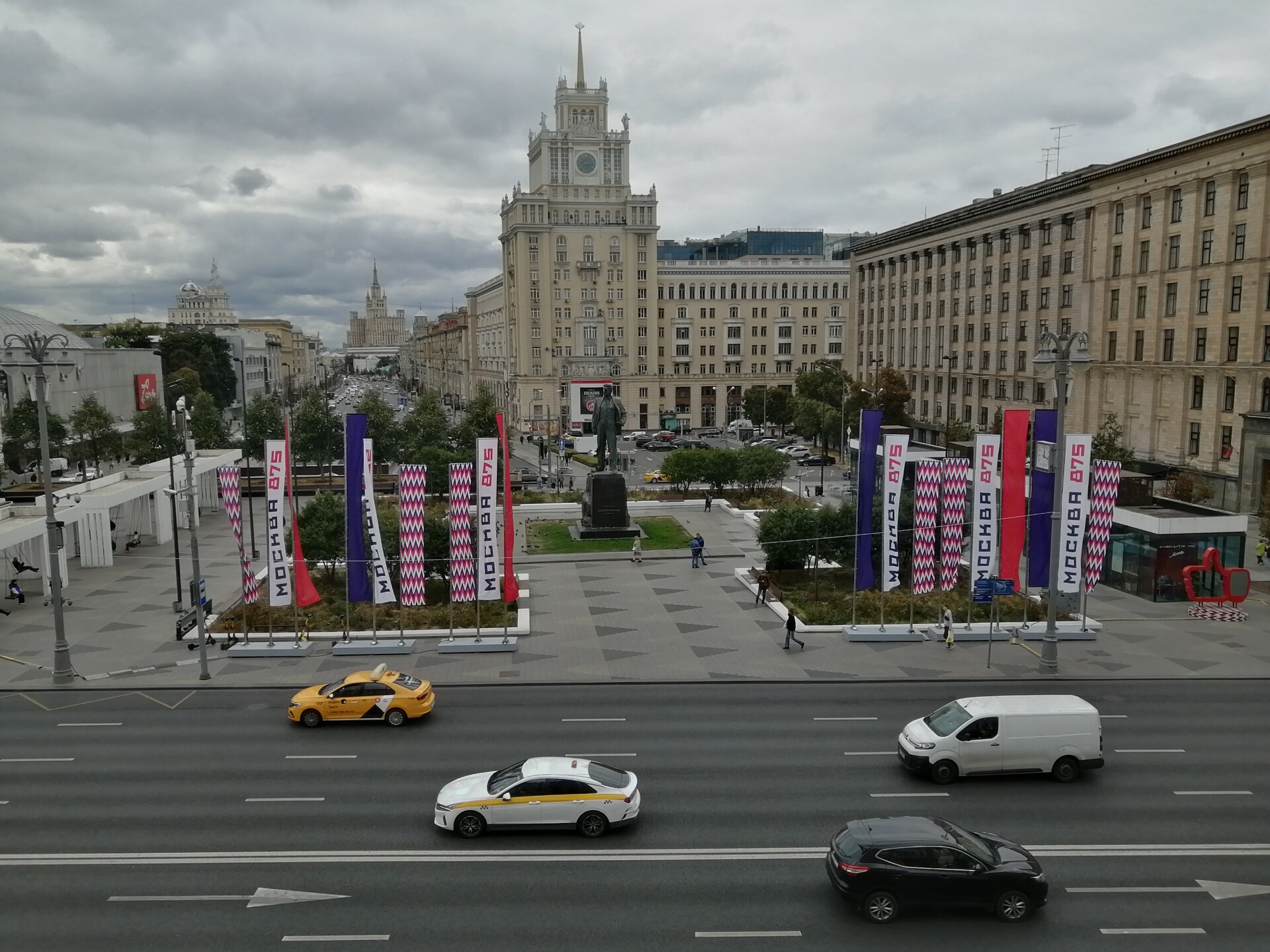 Более 4,3 тыс. флагов и декоративных конструкций украсят Москву ко Дню города