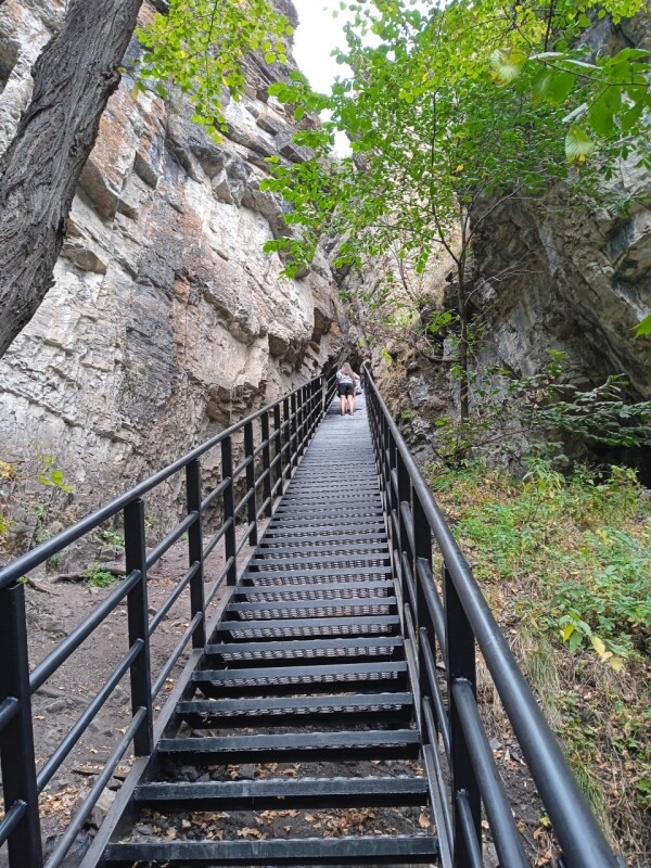 Лестницу для безопасного подъема туристов от реки к вершинам Айских притесов смонтировали в Челябинской области