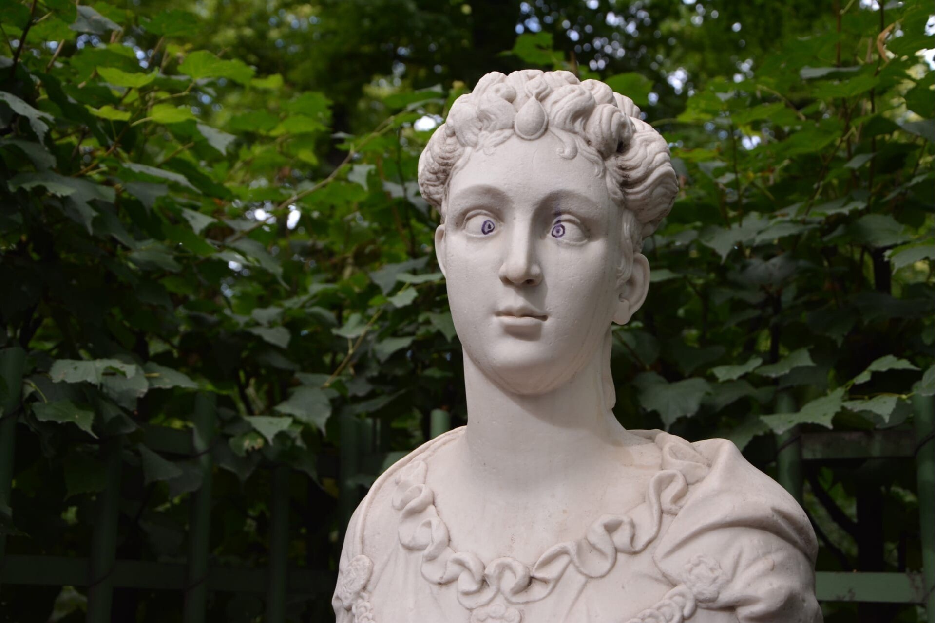 Неизвестный пририсовал радужку на глаза мраморного бюста супруги римского императора Виттелия в Летнем саду