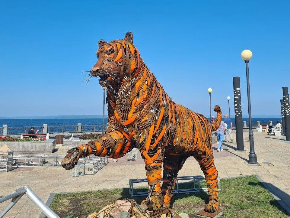 Скульптуру тигра, сделанную из поднятого с морского дна лома, установили во Владивостоке
