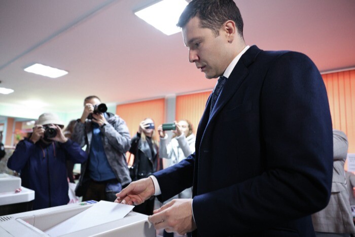 Алиханов лидирует на выборах главы Калининградской области после подсчёта первых протоколов - данные ЦИК
