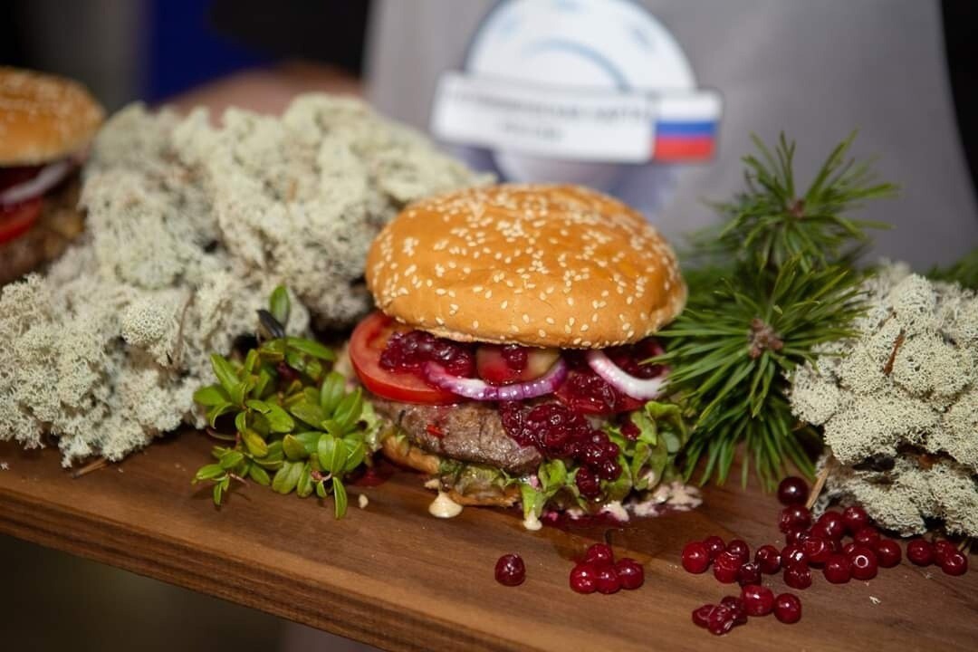 Бургеры общим весом 111 кг приготовили на гастрофестивале в Ненецком АО